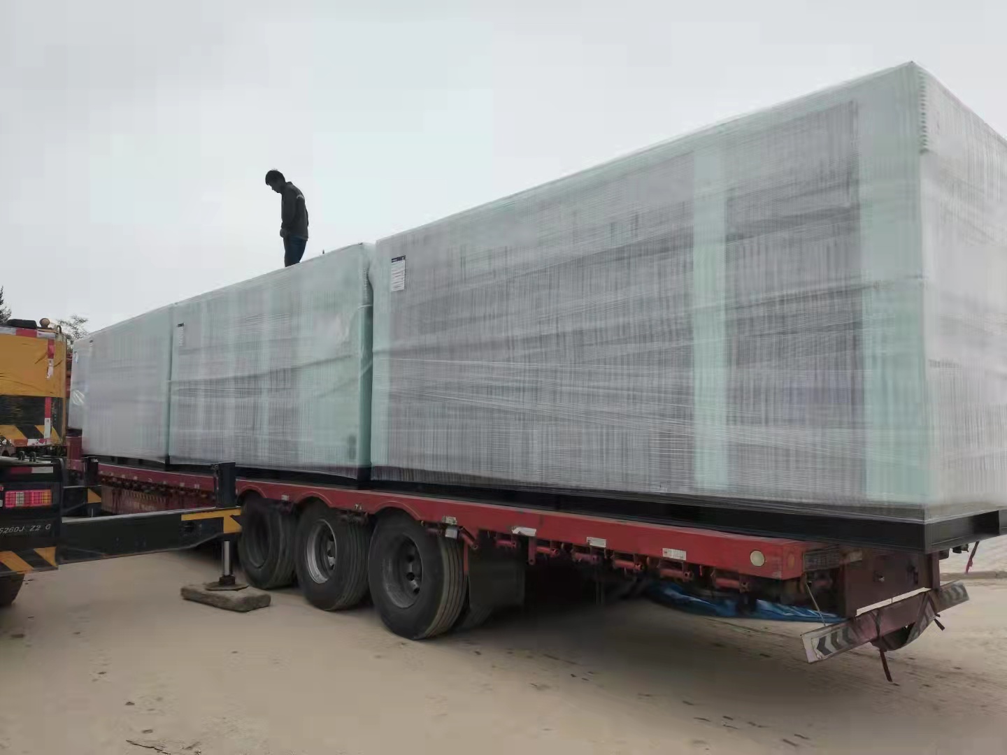 漢鐘(zhong)節能雙級永(yong)磁空壓機到(dào)達大型生物(wù)化工企業項(xiàng)目現場